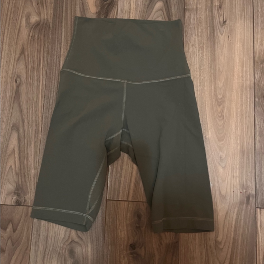 Like new lululemon bike shorts